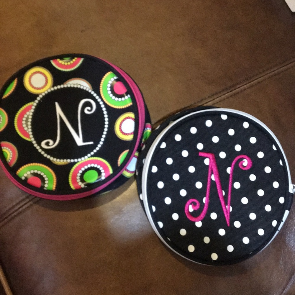 Bundle of two zippered pouch bags.
